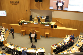 Groupe Socialiste du Parlement de la Fédération Wallonie-Bruxelles - Nos députés sur le terrain - Remise du prix du Parlement pour la promotion du sport féminin à Cynthia Bolingo