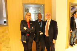 Groupe Socialiste du Parlement de la Fédération Wallonie-Bruxelles - Nos députés sur le terrain - Remise du prix du Parlement pour la promotion du sport féminin à Cynthia Bolingo